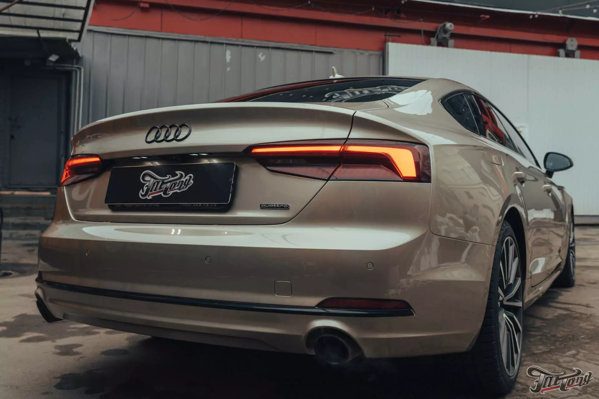 Audi A5. Кузовной ремонт, полная расклейка винила